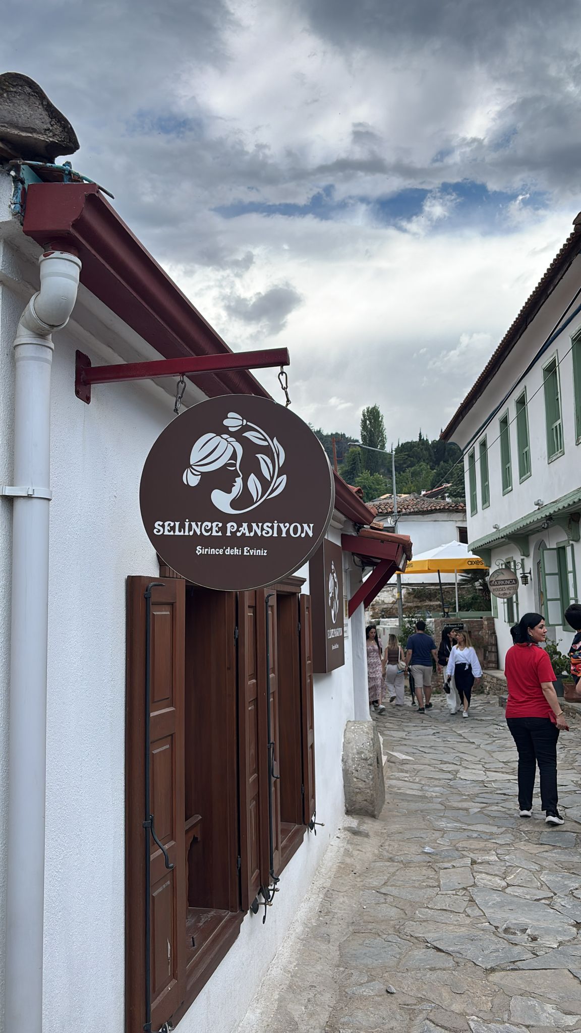 Pansiyon tabelası ve ahşap kepenkler