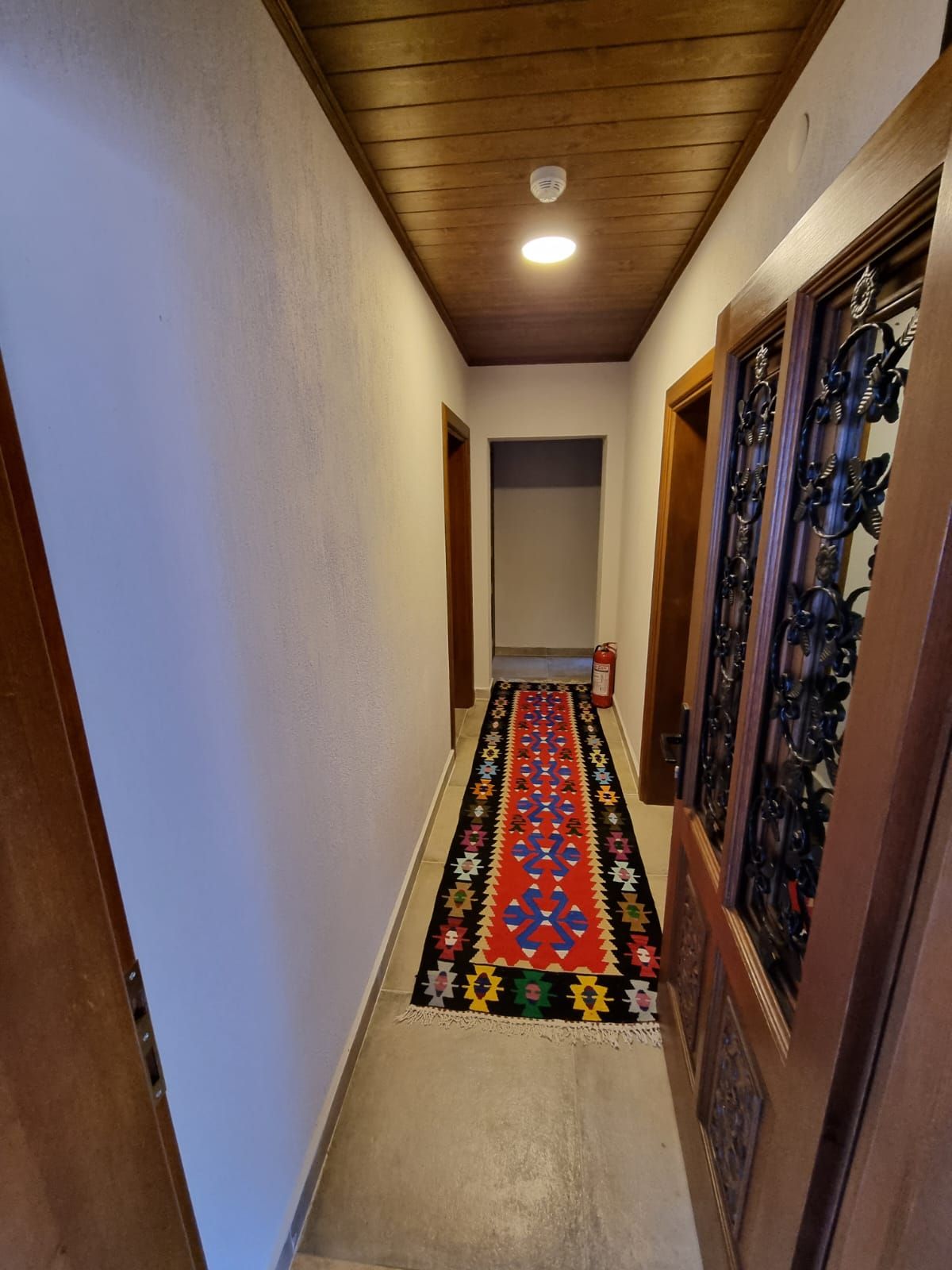 Kilim döşeli iç koridor